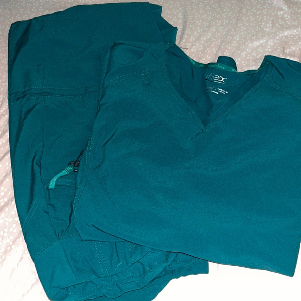 Scrub set